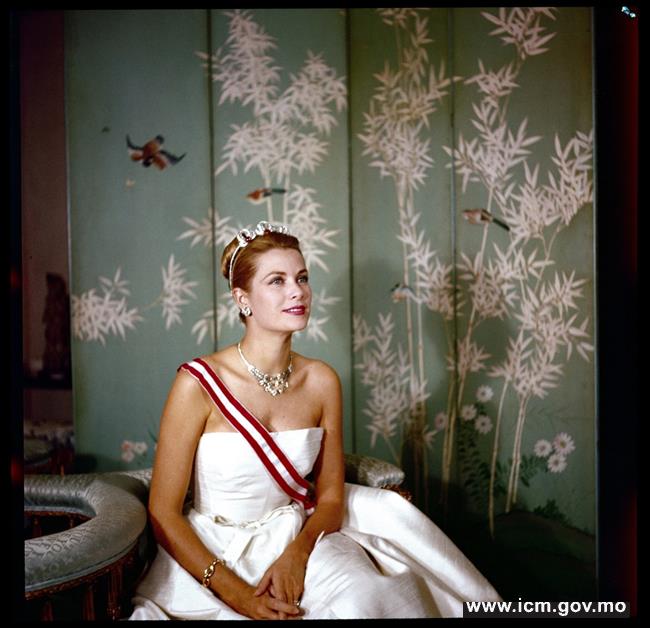 20190529103855_03-1959年摩納哥嘉麗絲王妃的官方相片（圖片版權 © georges lukomski  摩納哥王宮檔案館）