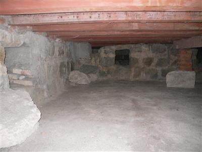 Nas instalações actuais manteve-se este espaço vão para melhorar a ventilação e o controle de térmites. 