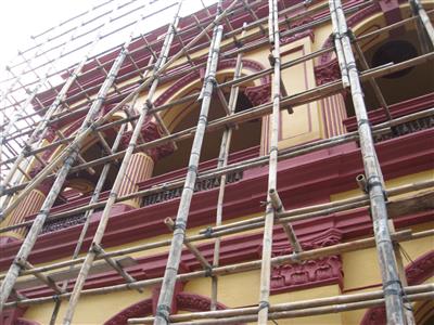 Os andaimes de bambu colocados no exterior assinalaram o início das obras de restauro. 