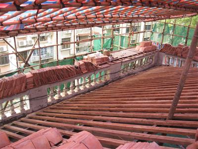 O telhado do edifício principal recebeu telhas novas.