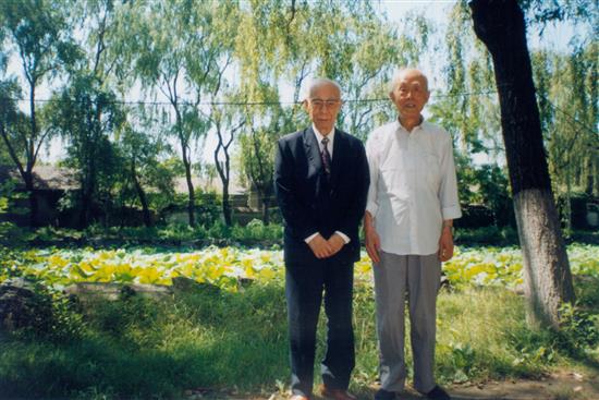 饶宗颐教授与季羡林教授合照於北京大学校园。 04