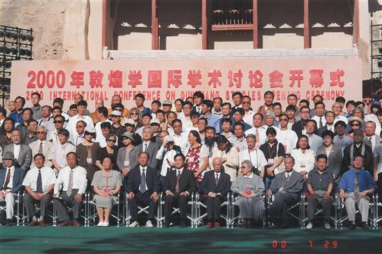 2000年，饒教授出席於敦煌莫高窟舉行「敦煌藏經洞發現100周年」及「2000年敦煌學國際學術討論會」。 05