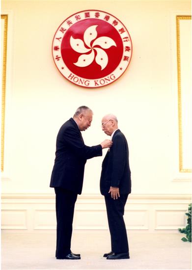 2000年，饒教授獲香港特別行政區政府頒授「大紫荊勛章」。 06