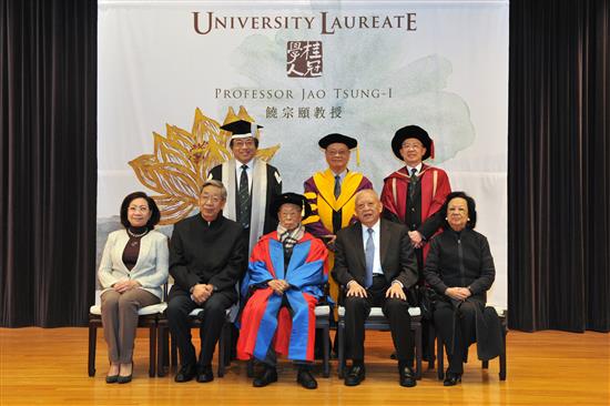 2013年，饒教授獲頒授香港大學首位「桂冠學人」，乃為該校最高學術榮譽。 07