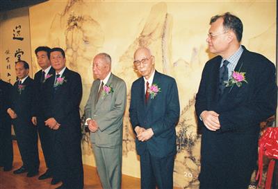 Participação do Prof. Jao Tsung-i na inauguração da exposição Caligrafia e Pintura de Rao Zongyi, 20 de Julho de 2001. (Cortesia do Instituto para os Assuntos Cívicos e Municipais de Macau) 