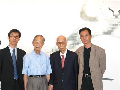 2004年12月3日，饶宗颐教授获澳门大学颁授荣誉博士学位，摄於典礼上。(澳门大学提供)
