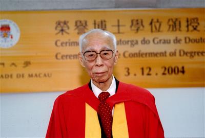 Na cerimónia de  outorga do grau de doutor em Humanidades <em>honoris  causa</em> ao Prof. Jao Tsung-i pela Universidade de Macau, 3 de Dezembro de  2004. (Cortesia da  Universidade de Macau)