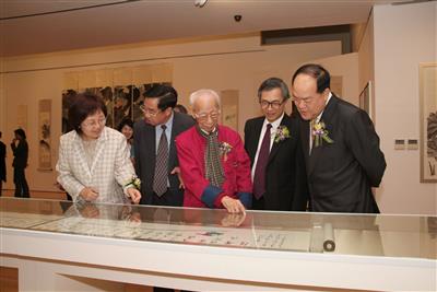 Prof.  Jao Tsung-I attended the opening ceremony of the exhibition <em>Immortal Lotus:  Painting and Calligraphy by Jao Tsung-I, His  90th Birthday Celebration</em> on 4 November 2006. (By courtesy of  the Civic and Municipal Affairs Bureau)