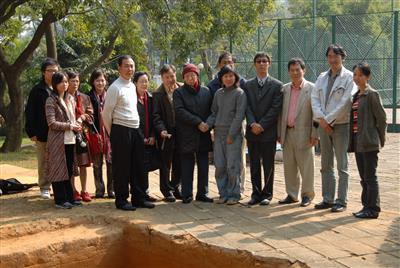 O Prof. Jao  Tsung-i visitou o sítio arqueológico da baía de Hac-Sa em Coloane no dia 28 de  Dezembro de 2006 dando alguns conselhos aos responsáveis pelas escavações  arqueológicas em Macau. (Cortesia da Dra. Chio Ut Hong)
