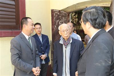 2012年10月19日，饶宗颐教授参观荷兰园95号C、D座。