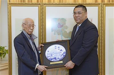 2013年7月11日，饒宗頤教授在捐贈儀式後，與行政長官崔世安及出席嘉賓合照。 (新聞局提供)