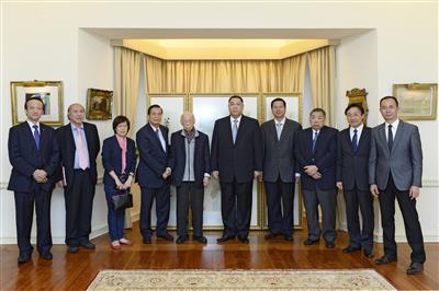 Fotografia de grupo  do Prof. Jao Tsung-i, Chefe do Executivo Chui Sai On e convidados após a cerimónia  de doação, 11 de Julho, 2013. (Cortesia do Gabinete de Comunicação Social)