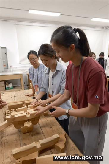 20260325163514_4 澳门实习生学习木作斗栱 传承中国传统官式古建筑营造技艺