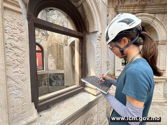 20260325163516_2 文保实习生在记录文物资料